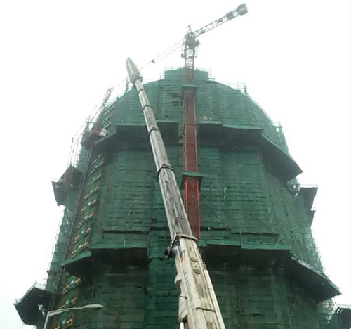 西塞山吊车在工地上作业